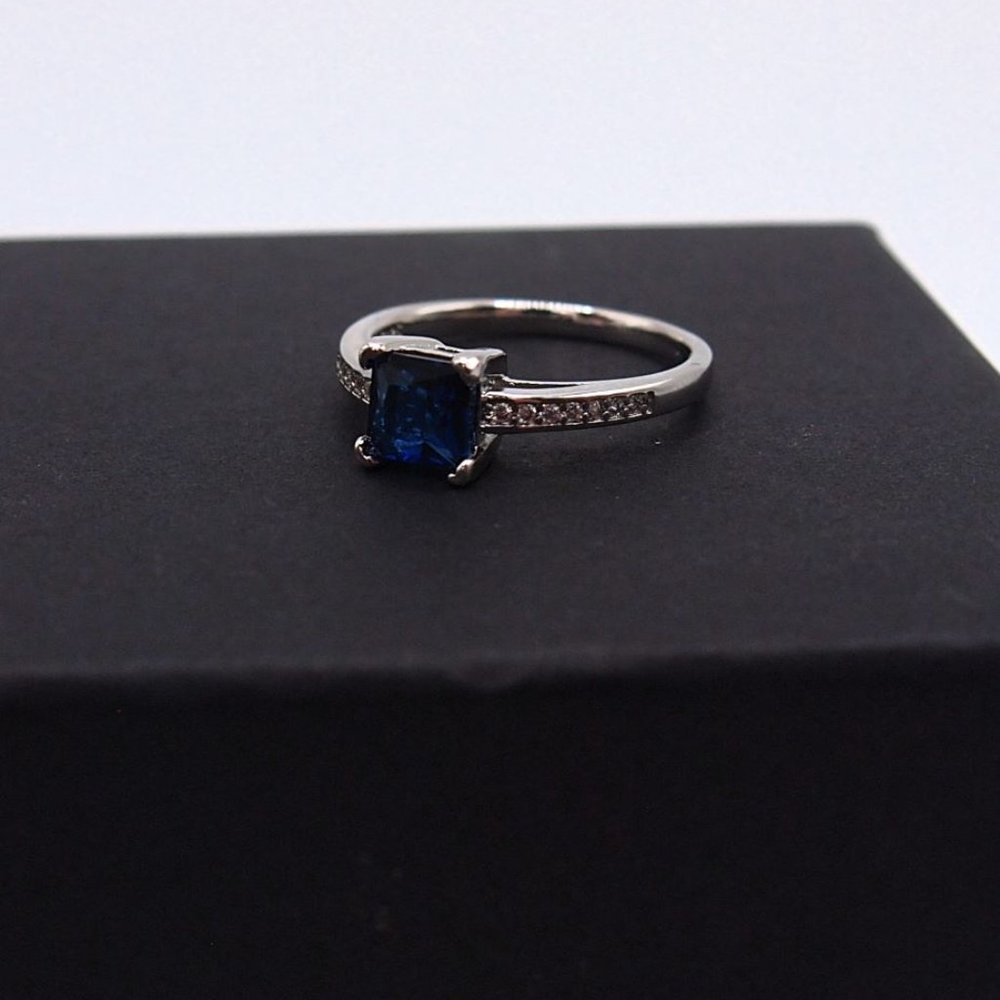 Brilliant Ladies Sapphire Blue Princess Cut 1.00ctw Ring - Picture 5 of 10
